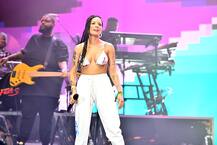 बिकिनी में ही स्टेज पर परफॉर्म करने पहुंच गई ये सिंगर, देखें तस्वीरें