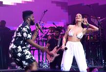 बिकिनी में ही स्टेज पर परफॉर्म करने पहुंच गई ये सिंगर, देखें तस्वीरें