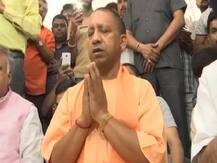 चुनाव आयोग के प्रतिबंध का CM योगी ने निकाला तोड़, प्रचार नहीं तो हनुमान की पूजा की