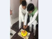 बड़े भाई तेजप्रताप को तेजस्वी ने बताया \'कृष्ण\', जन्मदिन की बधाई दी और साथ में मिलकर केक काटा