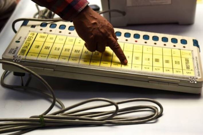 बूथ कैप्चरिंग के तोड़ में लाई गई थी EVM, जानें- इसके शुरुआत से अब तक के सभी विवादों की कहानी EVM know all about of electronic voting machine बूथ कैप्चरिंग के तोड़ में लाई गई थी EVM, जानें- इसके शुरुआत से अब तक के सभी विवादों की कहानी