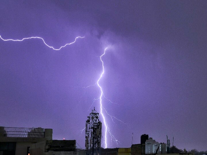 Lightning struck 110 people in two days in UP, Bihar, 32 injured Bihar Latest News: यूपी, बिहार में बिजली गिरने से 2 दिन में 110 लोगों की मौत, 32 घायल, PM मोदी ने जताया दुख