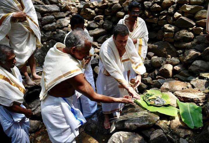 बताते चलें, राहुल गांधी अमेठी के अलावा वायनाड से भी लोकसभा सीट का चुनाव लड़ रहे हैं. 