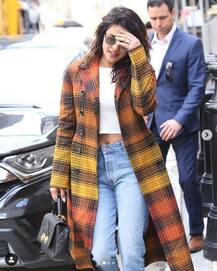 प्रियंका चोपड़ा ने एक बार फिर फ्लॉन्ट की अपनी बैली रिंग, यहां देखिए खूबसूरत तस्वीरें