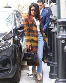 प्रियंका चोपड़ा ने एक बार फिर फ्लॉन्ट की अपनी बैली रिंग, यहां देखिए खूबसूरत तस्वीरें