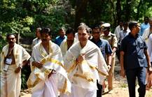 चुनाव प्रचार से पहले मंदिर में पूजा अर्चना करते दिखाई दिए राहुल गांधी, देखें तस्वीरें