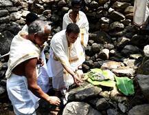 चुनाव प्रचार से पहले मंदिर में पूजा अर्चना करते दिखाई दिए राहुल गांधी, देखें तस्वीरें