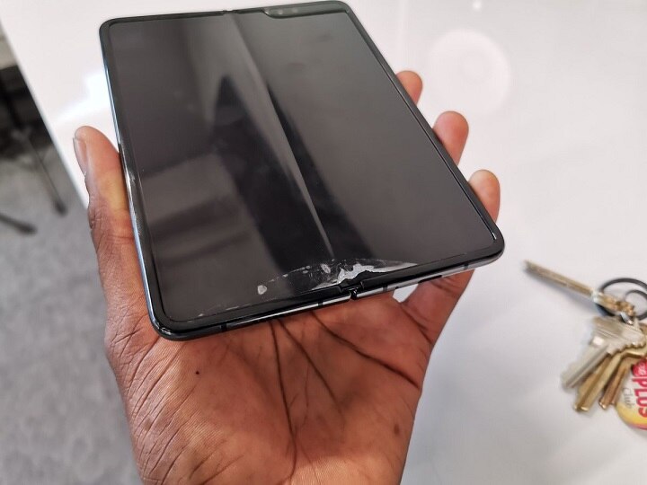 SAMSUNG GALAXY फोल्डेबल फोन सिर्फ एक दिन के इस्तेमाल के बाद ही बीच से टूटा, कई यूजर्स ने की शिकायत Galaxy Fold screens are reportedly breaking already for some early users SAMSUNG GALAXY फोल्डेबल फोन सिर्फ एक दिन के इस्तेमाल के बाद ही बीच से टूटा, कई यूजर्स ने की शिकायत