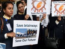 जेट एयरवेज के 14 हजार कर्मचारियों को महीनों से नहीं मिली है सैलरी, उम्मीद में रोज आते हैं काम पर 