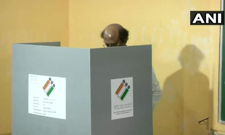 वहीं प्रसिद्ध अभिनेता रजनीकांत भी अपना मत डालते दिखे.