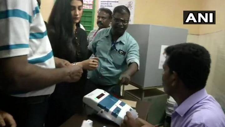 दूसरे चरण में तमिलनाडु की सभी 39 में से 38 लोकसभा सीटों के साथ राज्य की 18 विधानसभा सीटों पर उपचुनाव के लिए मतदान जारी है.