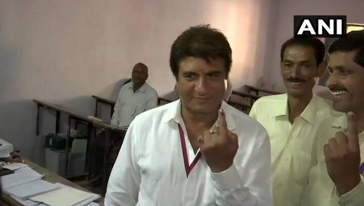 यूपी कांग्रेस प्रमुख राज बब्बर भी वोट डालते नजर आएं.