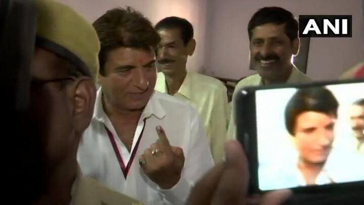 इस दौरान व्हाइट शर्ट पहने राज बब्बर ने अपना वोट का निशान दिखाते हुए मीडिया से भी बातचीत की. 