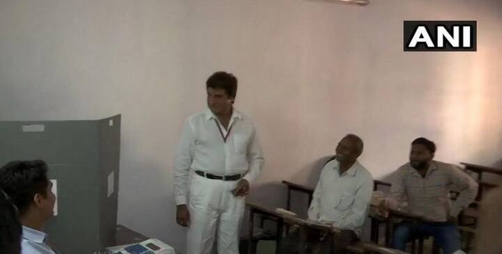 फतेहपुर सीकरी से पार्टी के उम्मीदवार राज बब्बर ने राधा बल्लभ इंटर कॉलेज के मतदान केंद्र में अपना वोट डाला.