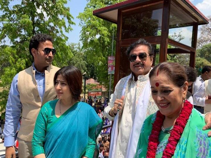 लोकसभा चुनाव 2019: लखनऊ से गठबंधन की प्रत्याशी पूनम सिन्हा ने दाखिल किया नामांकन, राजनाथ सिंह से है मुकाबला Lok Sabha Elections 2019- Satrughan Sinha wife and Gathbandhan candidate Poonam Sinha filed her nomination from Lucknow, Rajnath Singh is in the fight लोकसभा चुनाव 2019: लखनऊ से गठबंधन की प्रत्याशी पूनम सिन्हा ने दाखिल किया नामांकन, राजनाथ सिंह से है मुकाबला