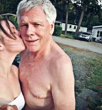 कैमरे के आगे इंटरव्यू देने के दौरान ये दोनों अपने प्यार का इजहार बिंदास होकर करते नजर आएं. 