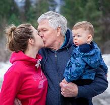 OMG! इस पति-पत्नी की उम्र में है 45 साल का फर्क, लड़की की उम्र है 24 साल और उसके पति की उम्र है 69 साल, जानें कौन हैं ये दोनों