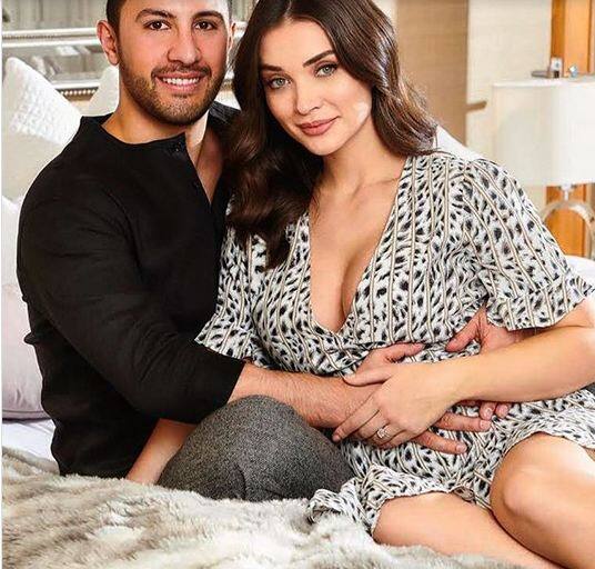 हाल ही में अपने पति के साथ बेबी बंप फ्लॉन्टलॉ करते हुए एमी ने हैलो मैगजीन के लिए भी हॉट फोटोशूट करवाया था.