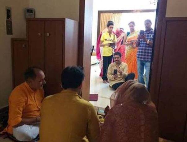 तस्वीरों को देखने के बाद साफ है कि जैसा की वो इंटरव्यू के दौरान खुद को जमीन से जुड़ा इंसान बताते हैं असल में भी वो वैसे ही हैं. 