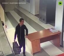 हैरतअंगेज! एयरपोर्ट की एक्स-रे मशीन में ही घुस गया ये आदमी, जानें क्या है माजरा