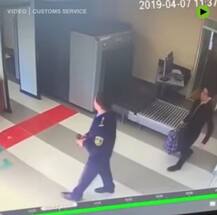 हैरतअंगेज! एयरपोर्ट की एक्स-रे मशीन में ही घुस गया ये आदमी, जानें क्या है माजरा