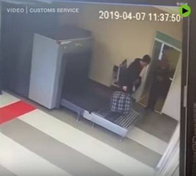 हालांकि इस वीडियो पर लोग अलग-अलग तरह के कमेंट्स कर रहे हैं. आप भी देखिए इस पूरे वाकये की तस्वीरें.