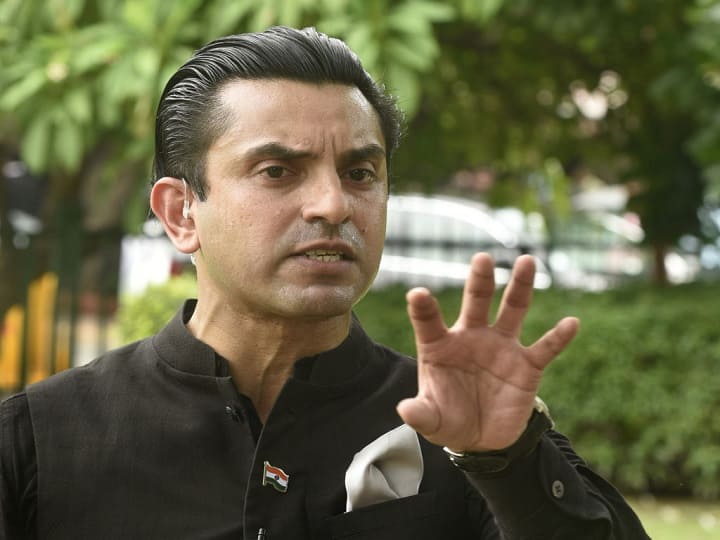 Tehseen Poonawalla complaint about Sadhvi Pragya in EC तहसीन पूनावाला ने भोपाल में साध्वी प्रज्ञा की उम्मीदवारी के खिलाफ EC में अर्जी दी