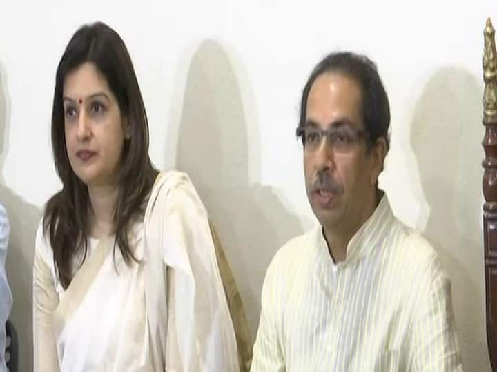 lok sabha election 2019 Priyanka Chaturvedi joins shiv sena प्रियंका चतुर्वेदी शिवसेना में हुईं शामिल, कहा- बदसलूकी से नाराज होकर छोड़ी कांग्रेस