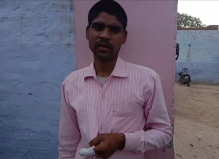 bulandshahr BSP supporter cut his own finger after accidentally voting for BJP गलती से हाथी की जगह कमल का बटन दब गया तो उंगली को काट कर अलग कर दिया!