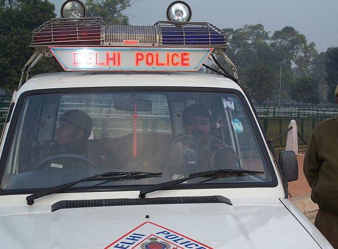 पुलिस जिस तरीके से मामले को ले रही है, उससे सुलक्षणा का परिवार अचंभित है. यहां तक कि अनुभव को कहा गया कि वह छतरपुर मंदिर में बगलामुखी देवी के समक्ष 'उपस्या' करे.