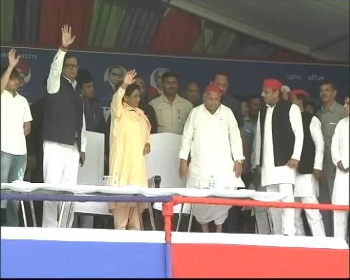 मुलायम सिंह ने 1992 में समाजवादी पार्टी का गठन किया था. इसके एक साल बाद हुए चुनाव से पहले समाजवादी पार्टी ने बीएसपी के साथ गठबंधन किया. इस गठबंधन ने बीजेपी को हरा दिया और यूपी में मुलायम सिंह के नेतृत्व में सरकार बनी जो 1995 तक सरकार चली.