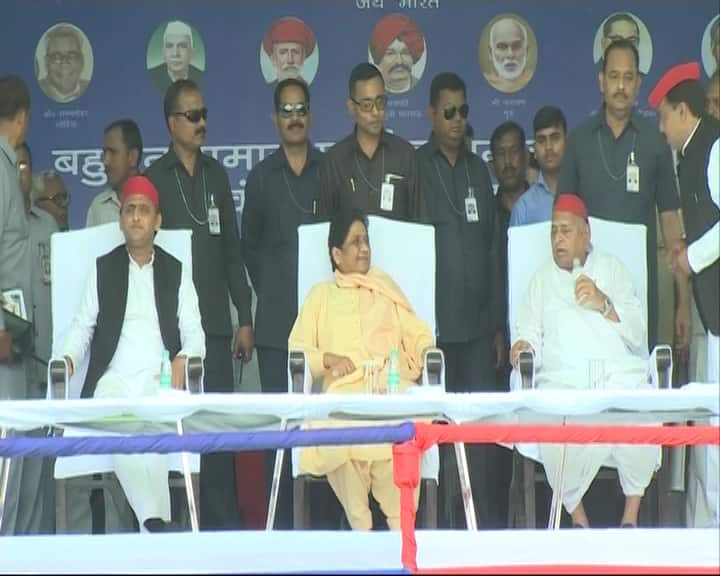 2 जून 1995 को मायावती बीएसपी के विधायकों के साथ लखनऊ के गेस्टहाउस के कमरा नंबर 1 में थीं. अचानक समाजवादी पार्टी समर्थक गेस्टहाउस में घुस आए. हमलावरों से जान बचाने के लिए खुद को बचाने के लिए मायावती कमरे में बंद हो गईं थीं.