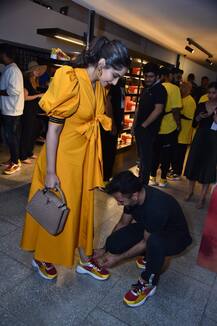 तस्वीरें: घुटने पर बैठकर आनंद आहूजा ने सोनम कपूर के जूते का फीता बांधा