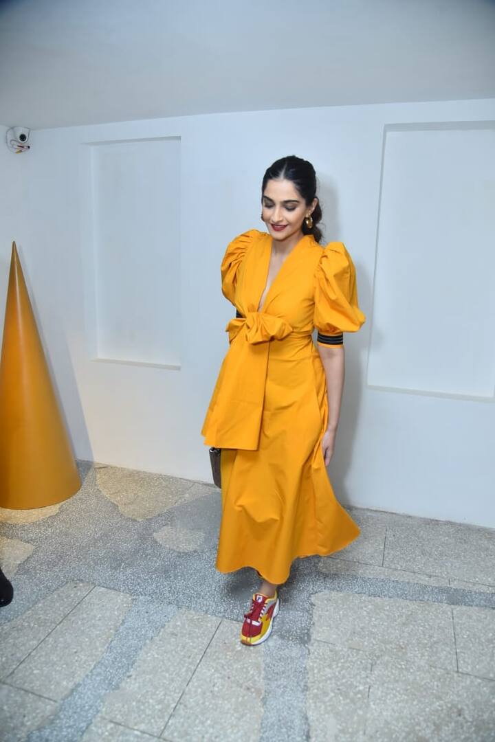 इस शो में सोनम कपूर ने कहा कि उनके पिता अनिल कपूर ने 40 साल मेहनत करके बॉलीवुड में पहचान बनाई है. अगर मैं उनके नाम के कारण मुझे थोड़ी सी मदद मिलती है तो इसमें कोई गलती नहीं है.