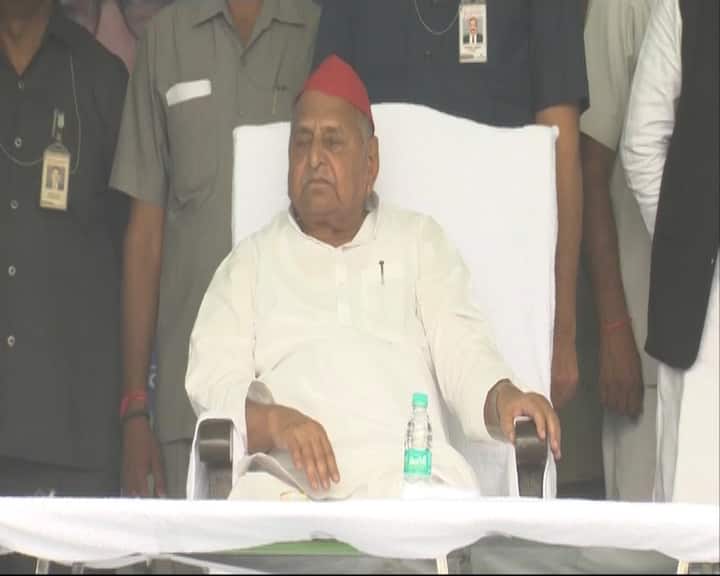 मुलायम सिंह यादव ने अपने संक्षिप्त भाषण में गठबंधन उम्मीदवारों को जिताने की अपील की. इसके बाद मायावती ने माइक संभाला और बीजेपी पर निशाना साधा. हालांकि इससे पहले उन्होंने मुलायम सिंह यादव के प्रति आभार जताया और 2 जून 1995 के गेस्ट हाउस कांड का जिक्र किया.
