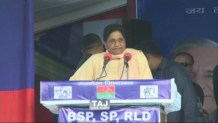 इससे पहले मायावती ने अपने भाषण में पीएम नरेंद्र मोदी को फर्जी पिछड़ा बताया और मुलायम सिंह यादव को पिछड़े वर्ग का असली नेता और एकमात्र बताया. उन्होंने मुलायम सिंह यादव के प्रति आभार जताया और 2 जून 1995 के गेस्ट हाउस कांड का जिक्र किया.