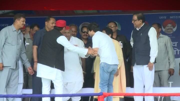 रैली के अंत में मायावती ने अपने भतीजे आकाश को मुलायम सिंह यादव से मिलवाया. अखिलेश ने मुलायम के कान में आकाश का परिचय दिया और फिर मुलायम ने अपना हाथ आकाश के सिर पर रख दिया.