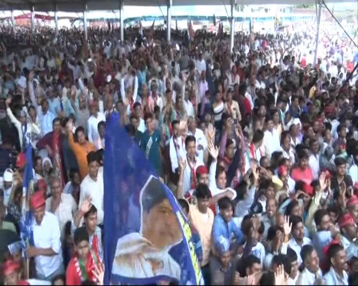 रैली में काफी भीड़ पहुंची थी. काफी लोग समाजवादी पार्टी के झंडे लेकर पहुंचे थे और काफी लोग बीएसपी के झंडों पोस्टरों के साथ अपने नेताओं को सुनने के लिए पहुंचे थे.