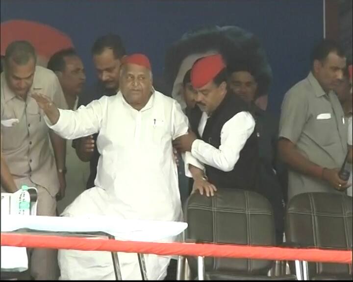 मुलायम सिंह यादव पर उम्र का असर साफ नजर आया. वे किसी कार्यकर्ता का सहारा लेकर मंच पर आए. मंच पर तीन कुर्सियां लगी थीं जिनमें से बीच वाली कुर्सी पर मायावती को बैठाया गया जबकि अखिलेश उनके दाएं और मुलायम सिंह बाईं ओर बैठे.