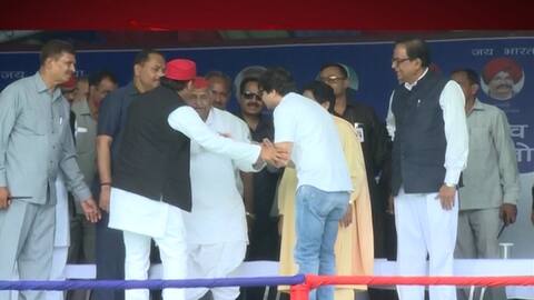 जब मुलायम सिंह ने मायावती के भतीजे आकाश को दिया आशीर्वाद, जानें मैनपुरी रैली की 10 बड़ी बातें जब मुलायम सिंह ने मायावती के भतीजे आकाश को दिया आशीर्वाद, जानें मैनपुरी रैली की 10 बड़ी बातें