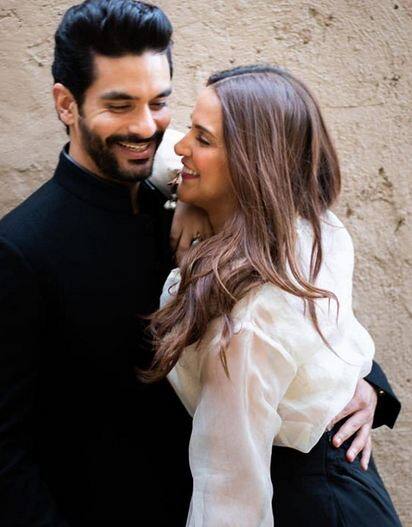 नेहा धूपिया और अंगद बेदी ने कई तस्वीरें ऐसी शेयर की हैं जिनमें वे एक-दूसरे से रोमांस करते नजर आ रही हैं. 