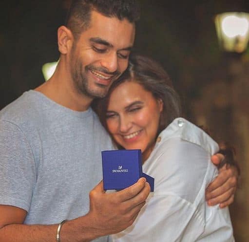 नेहा को इंस्टाग्राम पर जहां 3.1 मिलियन लोग फॉलो करते हैं वहीं अंगद को इंस्टाग्राम पर 3 लाख 10 हजार लोग फॉलो करते हैं. 