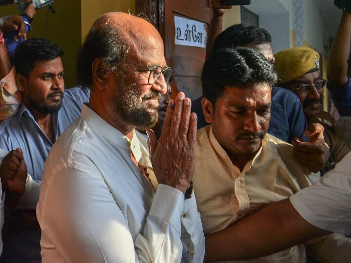 Lok Sabha Election 2019 Indelible ink applied on Rajinikanth's right index finger रजनीकांत के बाएं हाथ की बजाय दाएं हाथ की तर्जनी उंगली पर लगा दी गई स्याही