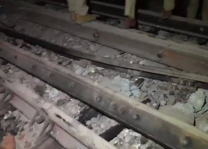 अभी तक की जानकारी के मुताबिक, ट्रेन की कपलिंग टूटने से ट्रेन दो हिस्सों में बंट गई थी, जिससे ये हादसा हुआ.