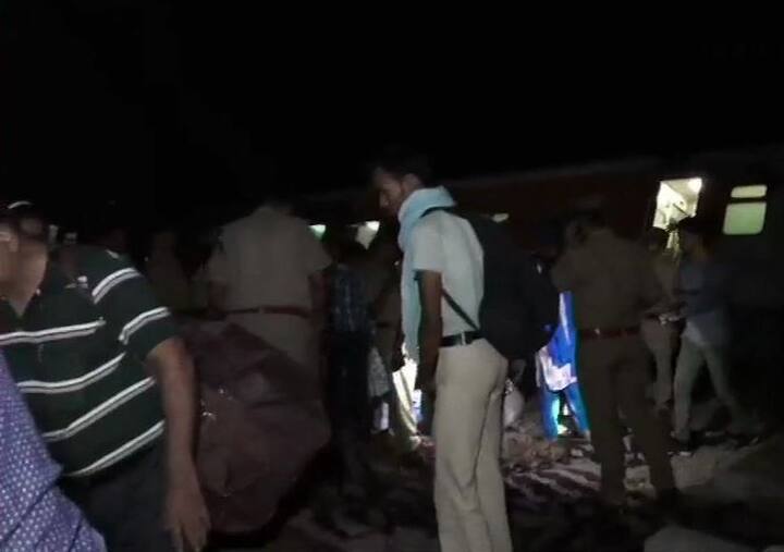 हादसे की वजह से इलाहाबाद-कानपुर रूट की ट्रेमों को डायवर्ट किया गया है.