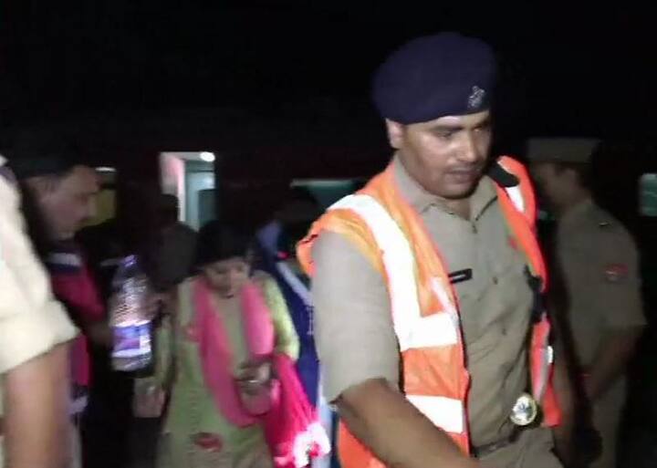घटना के कुछ वक्त बाद ही मौके पर डीएम विजय विश्वास ने बताया कि हादसे में घायल सभी लोगों का अस्पताल में इलाज चल रहा है और राहत एंव बचाव कार्य जारी है.