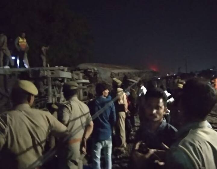 रेलवे ने हादसे में शिकार लोगों की मदद के लिए हेल्पलाइन नंबर जारी किए हैं.