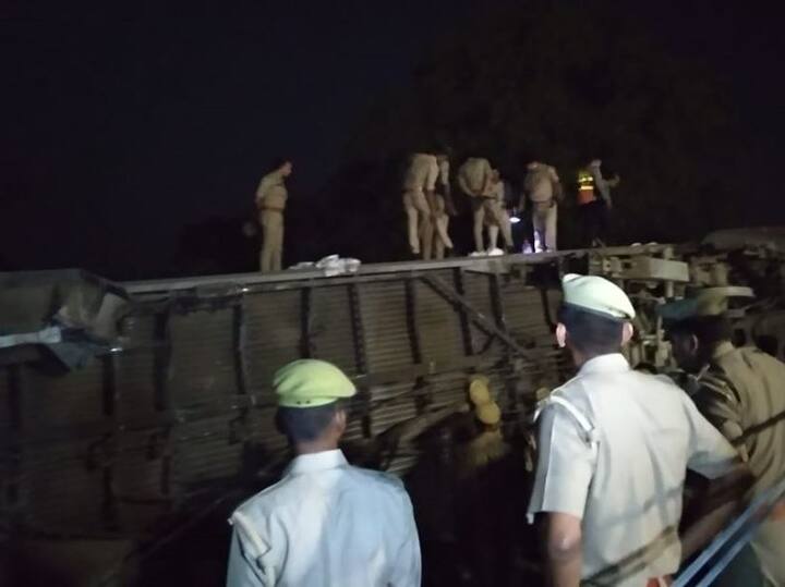 पश्चिम बंगाल के हावड़ा से राजधानी दिल्ली आ रही पूर्वा एक्सप्रेस के 12 डिब्बे पटरी से उतर गए हैं. पूर्वा एक्सप्रेस उत्तर प्रदेश में कानपुर के रूमा इलाके में हादसे का शिकार हुई है.