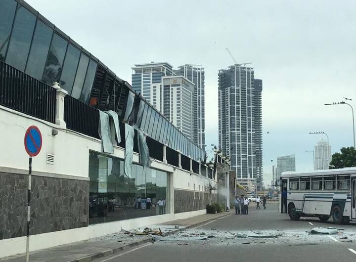 बताया जा रहा है कि 3 चर्च और 3 होटल के अंदर धमाके हुए हैं.