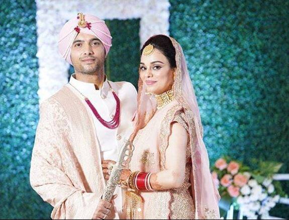 छोटे पर्दे के सुपरस्टार शरद मल्होत्रा गर्लफ्रेंड रिप्सी भाटिया संग शादी के बंधन में बंध गए हैं. दोनों की शादी की तस्वीरें और वीडियोज सोशल मीडिया पर लगातार वायरल हो रही हैं. इन दोनों के फैंस इन्हें बधाई देते थक नहीं रहे हैं. हालांकि शदर ने अभी तक ऑफिशियली किसी भी प्लेटफॉर्म पर अपनी शादी से जुड़ी हुई कोई जानकारी साझा नहीं की है. (तस्वीर- सोशल मीडिया)
